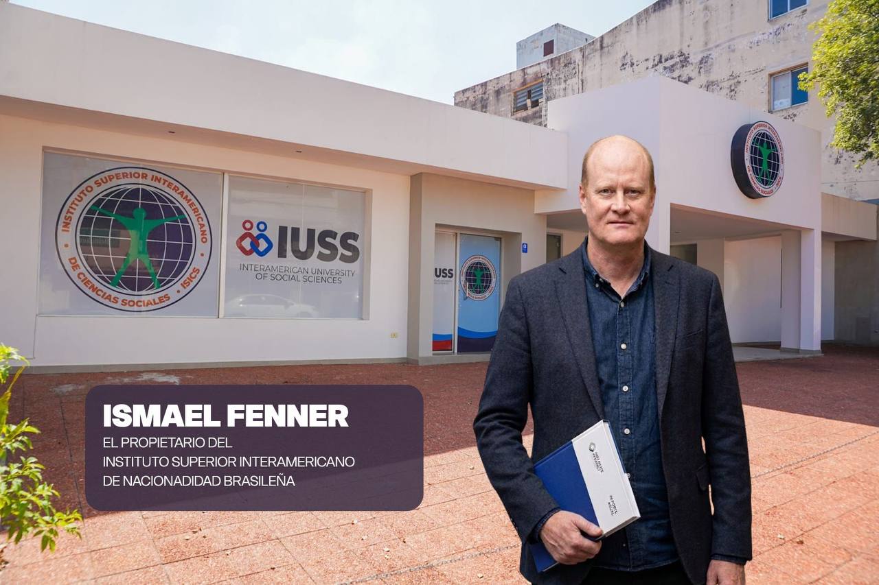 Ismael Fenner frente a la sede del instituto mencionado en la denuncia
